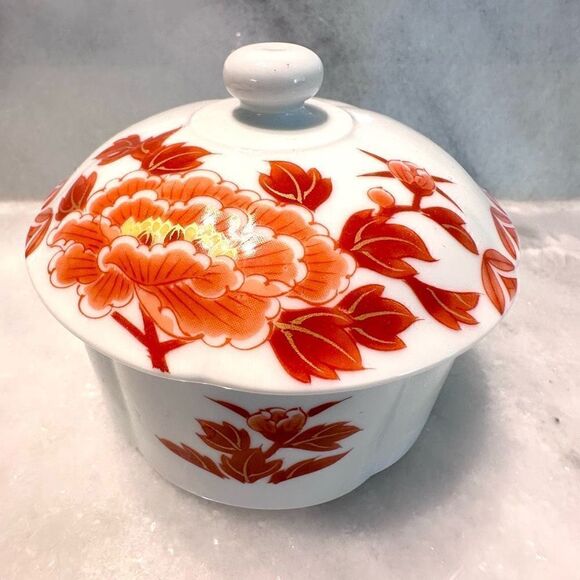 NWOT Made In Japan Hand Painted Porcelain Dish Covered Bowl Red White Small - Picture 2 of 3